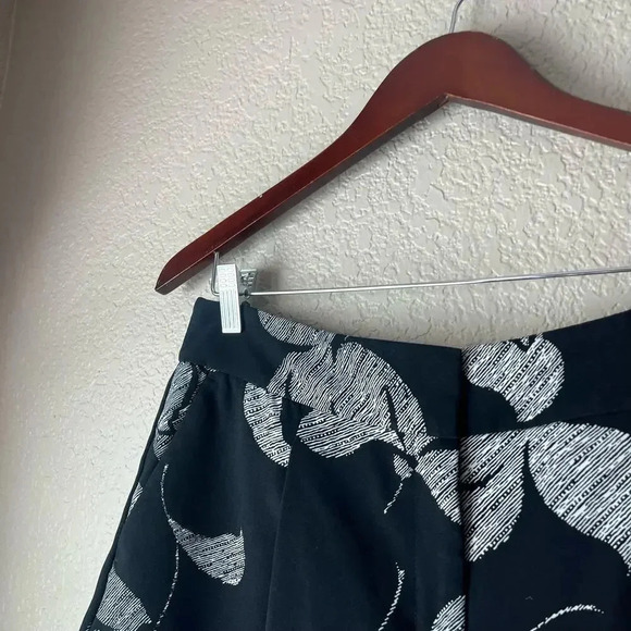 Ann Taylor Dress Shorts Women’s Floral Black and White 6 - Picture 3 of 6